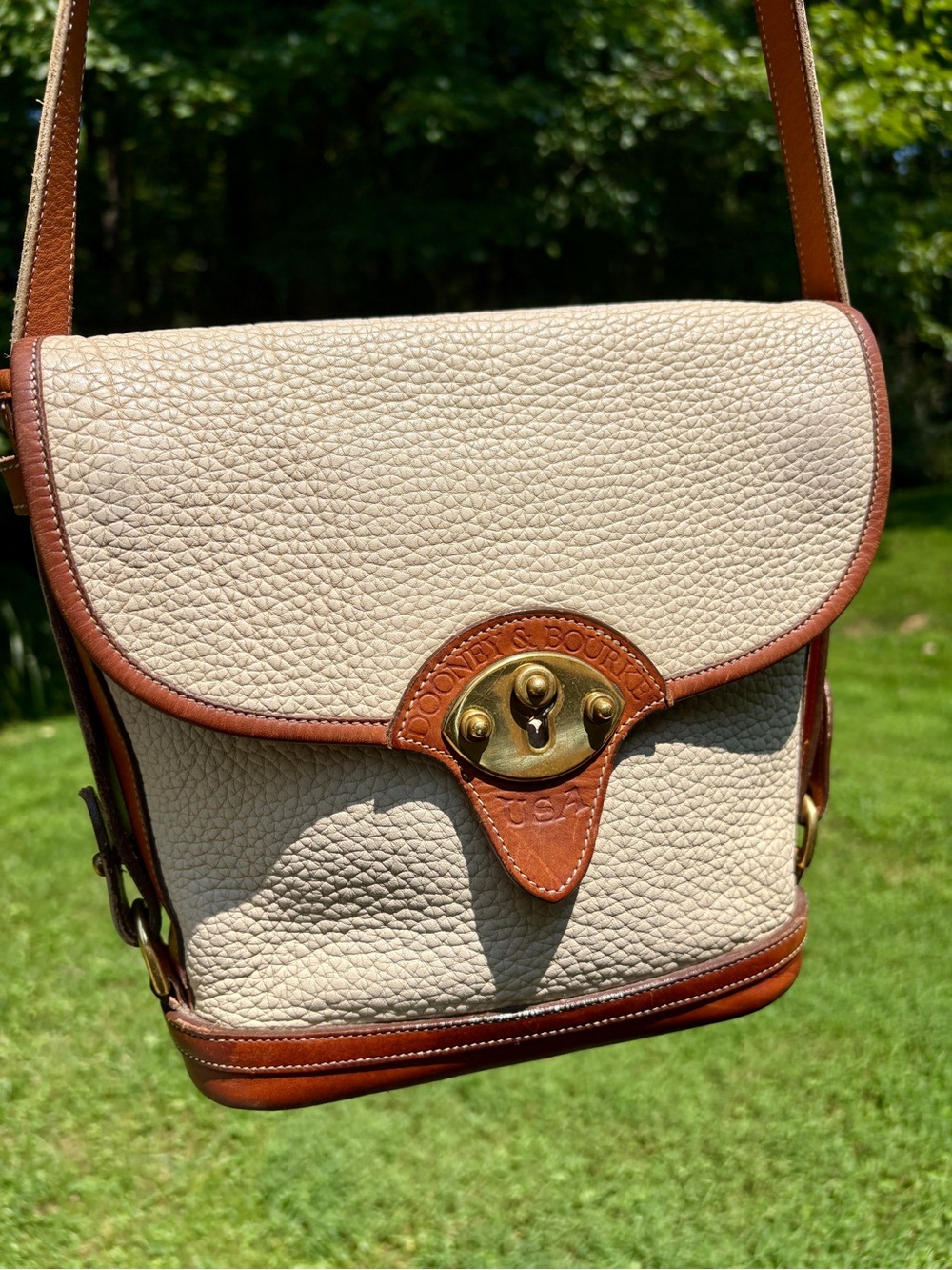 Vintage Dooney & Bourke Cream Pebbled Leather Crossbody Bag Tan Trim B1242046